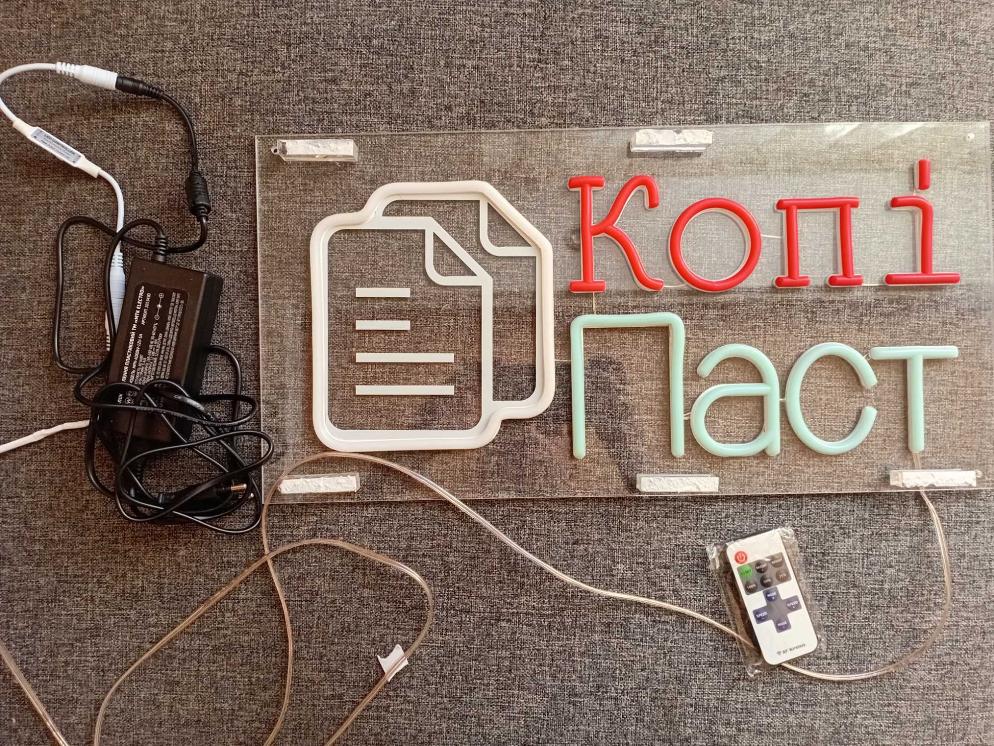 Продам неонову вивіску "Копі Паст" — для сучасних приміщень та офісів