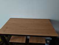 Mesa alta com bancos