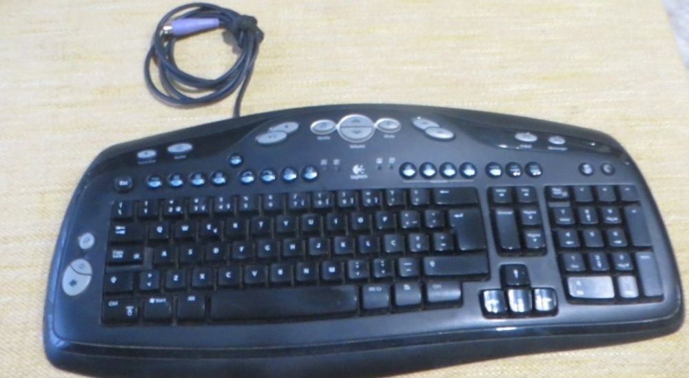 Benq FP731 Monitor + Logitech Media Keyboard64575415916033123