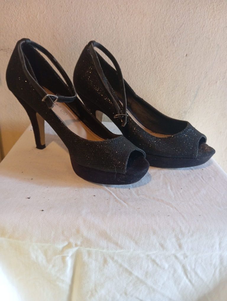 Sapatos de salto alto