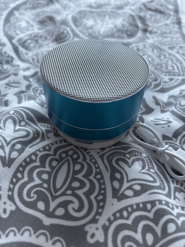 Nowy mini głośniczek koloru niebieskiego bezprzewodowy