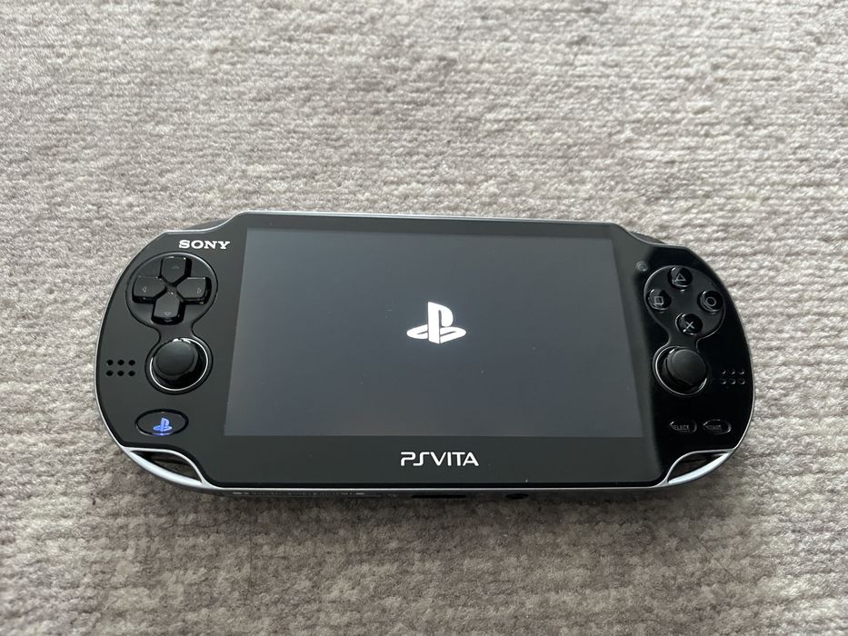 PS Vita com caixa original, 8 jogos e bolsa de transporte