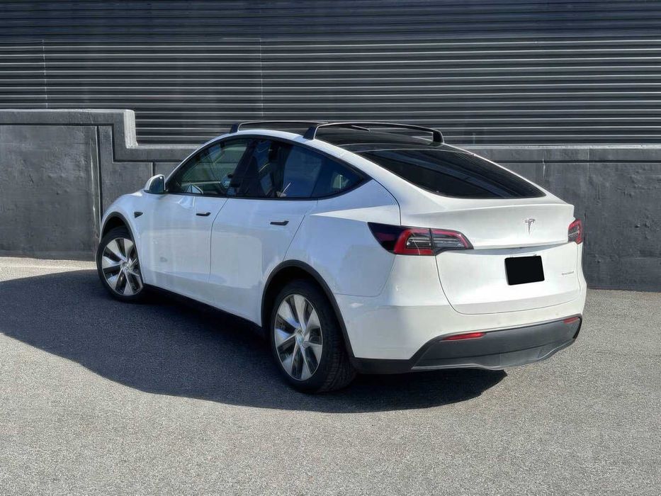 Tesla Model Y      2021