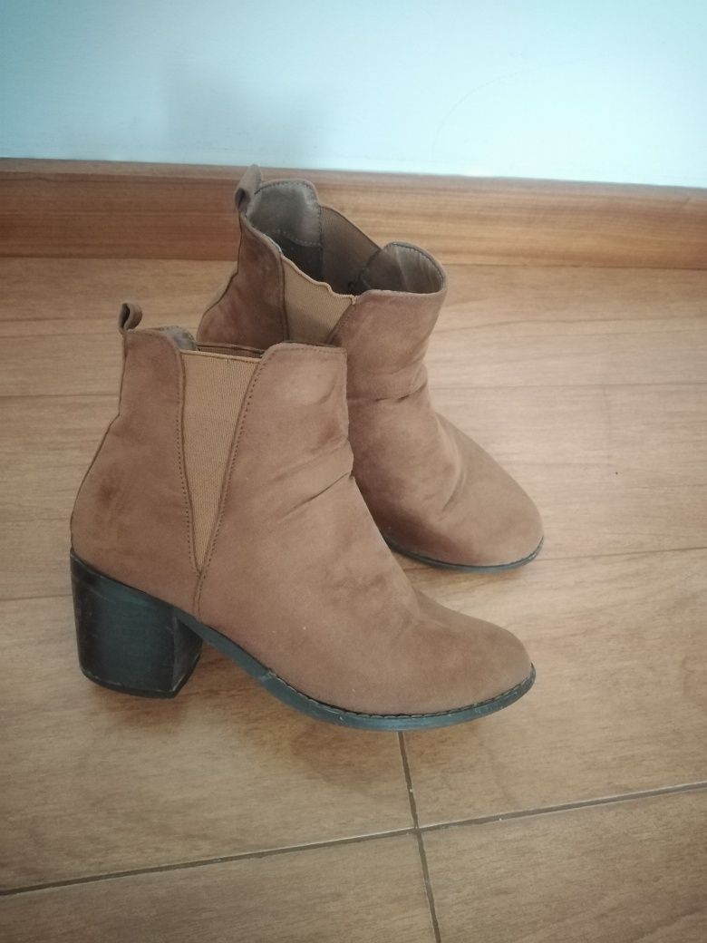 Botas bejes 36, pretas e camel 35