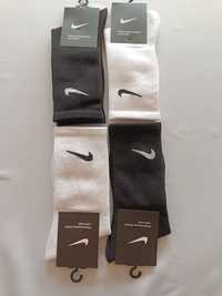 Meias Nike pretas e brancas