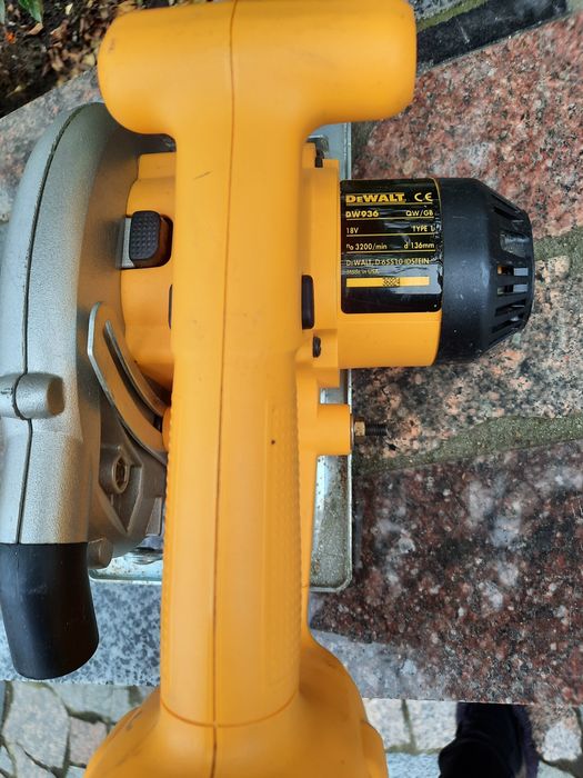 Акумуляторна циркулярочна пила DeWalt