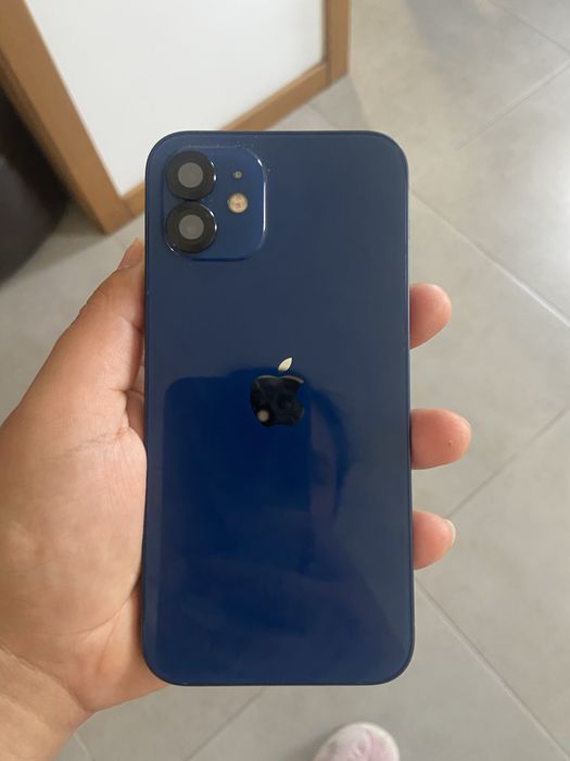 Iphone 12 azul.
