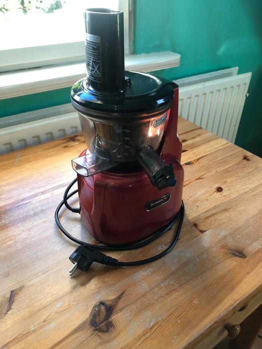 Wolnoobrotowa wyciskarka do soków Kuvings (Slowjuicer)