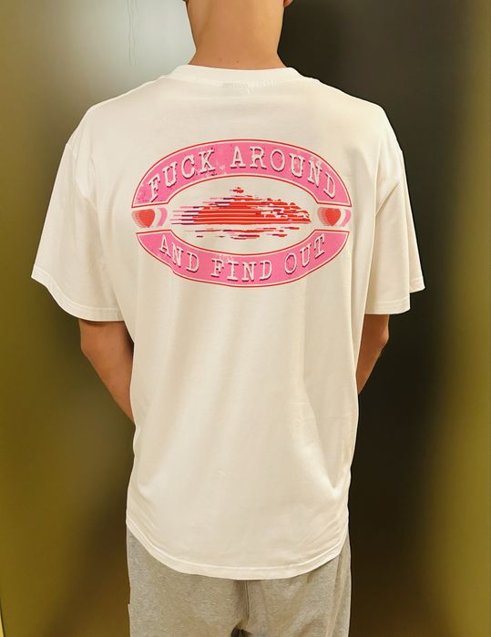 Biała koszulka Corteiz z różowym napisem rozmiar M jak nowa