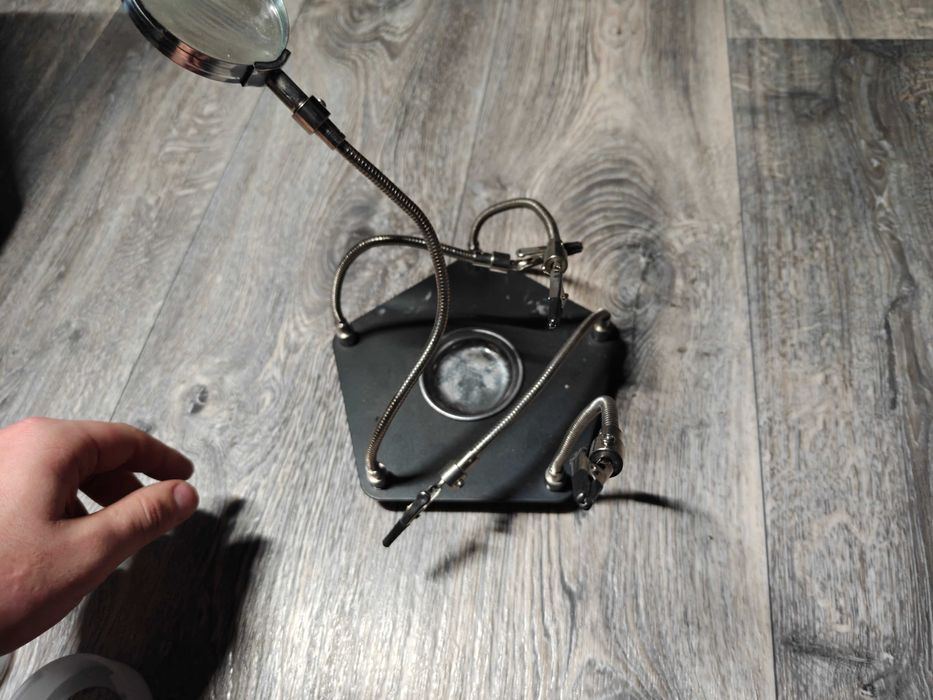 Рука для паяння з лупою