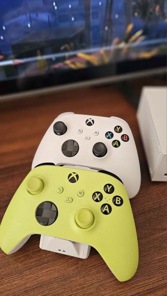 Xbox Series S+ 2 pady + stacja ładująca + Seagate Game Drive 4TB