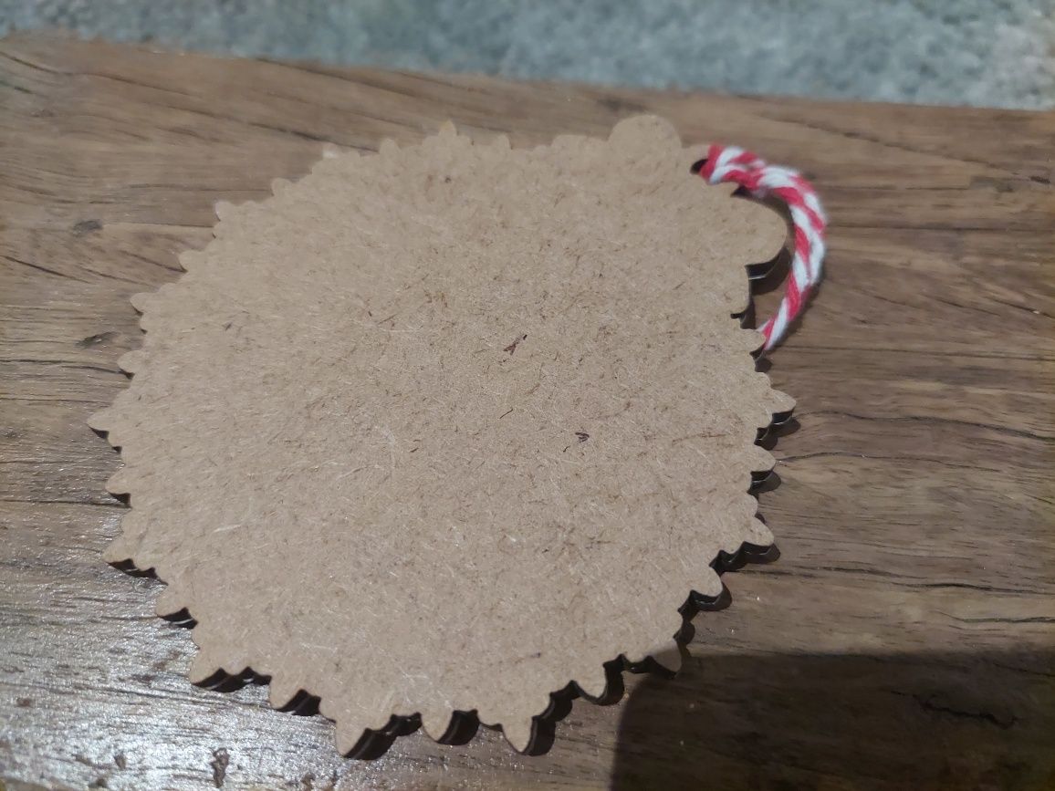 Bola de natal com fundo vermelho