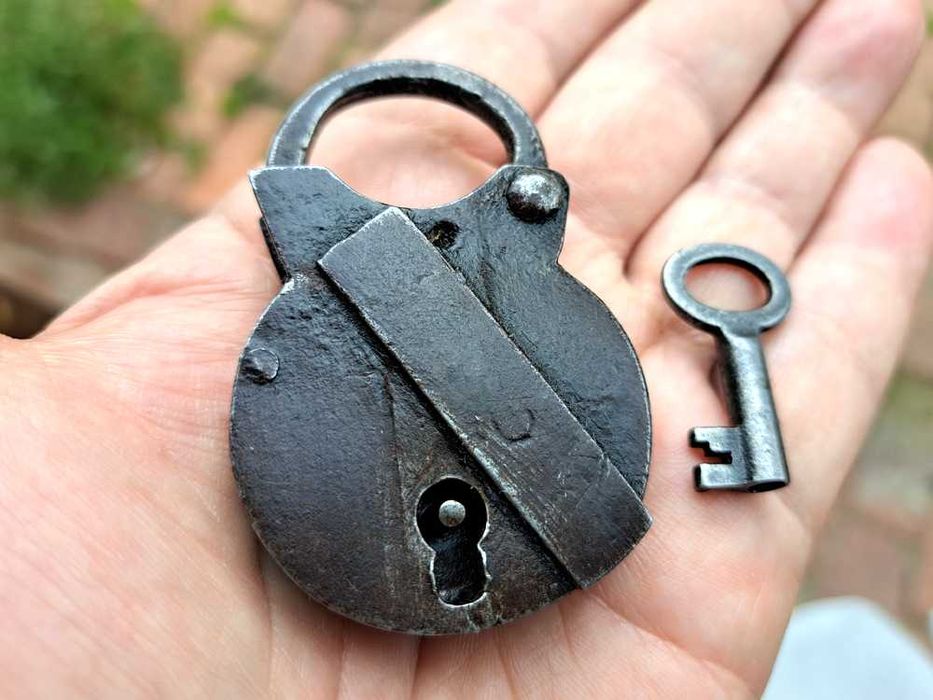 Stara kuta kłódka XIX wiek z kluczem