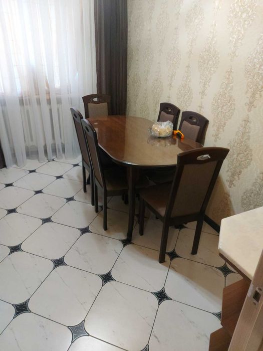 Кровать, стол, стулья, прихожая