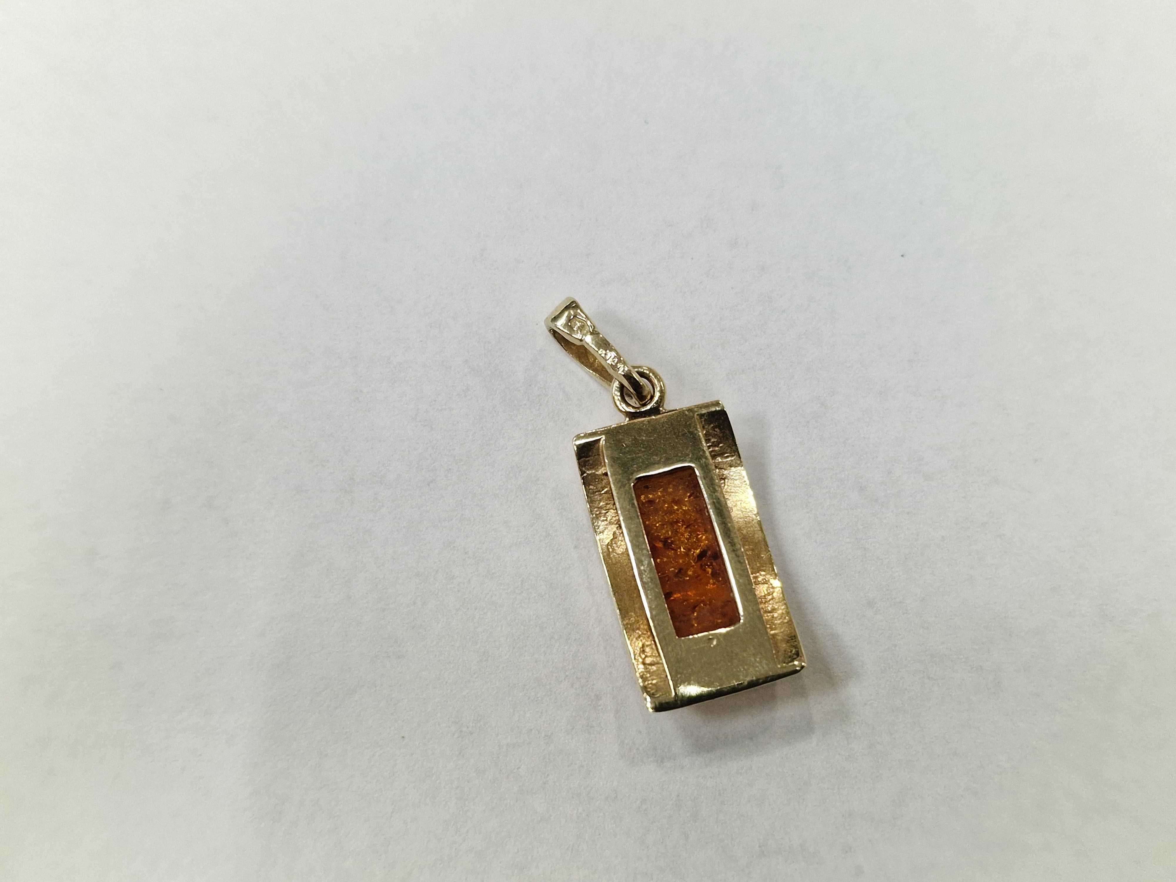 Złoty wisiorek damski/ 585/ 2.03 gram/ Bursztyn
