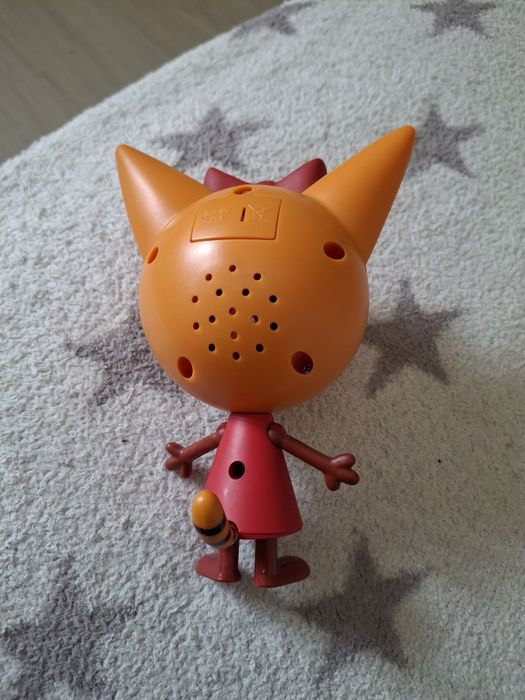 Три кота: фігурка Карамельки зі звуковими ефектами