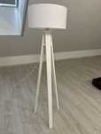 Lampa stojąca drewniana BIAŁA