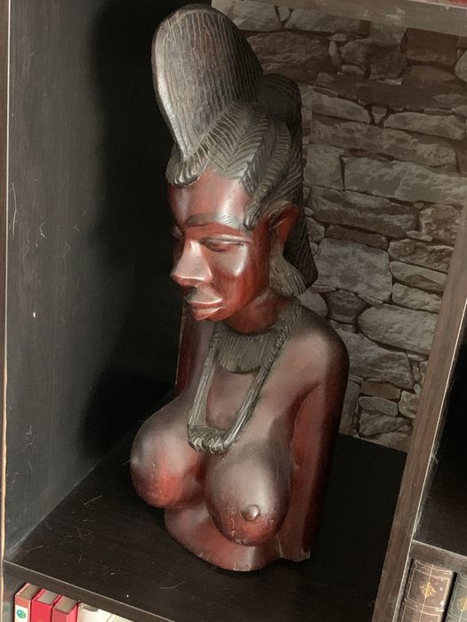 Estatua em madeira maciça