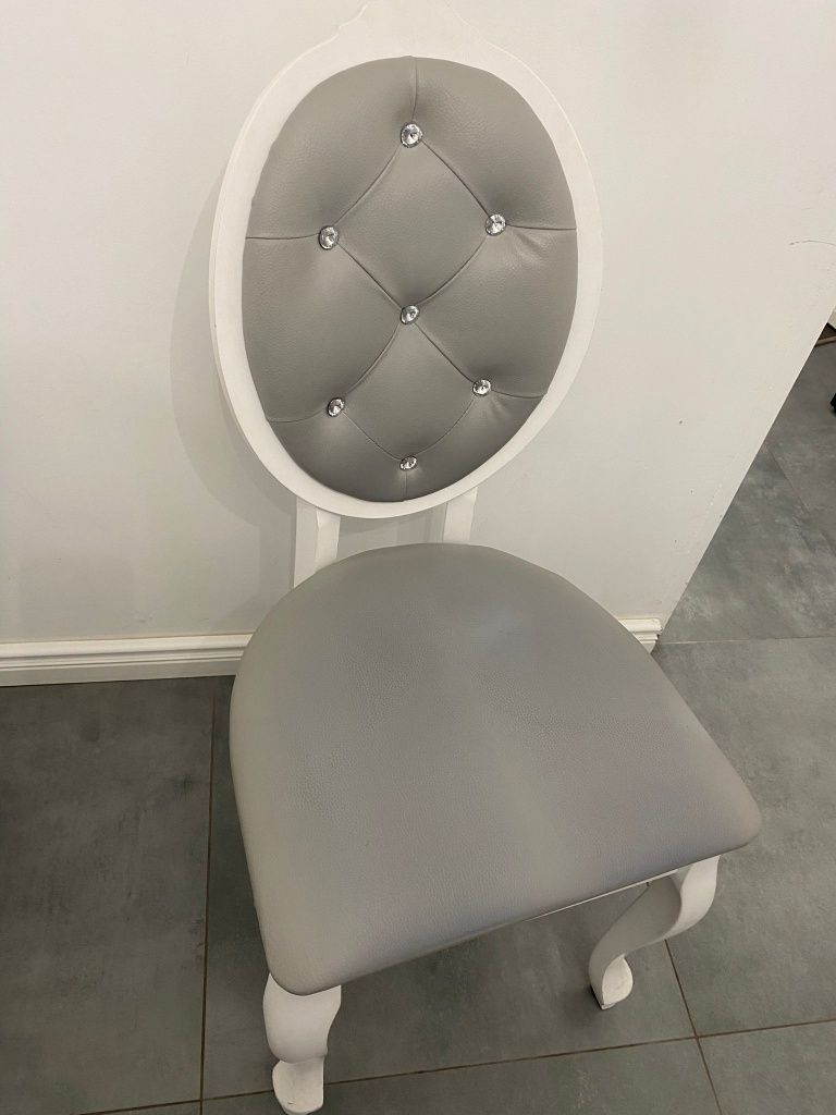 Efektowne Krzesła drewniane białe ludwikowskie glamour