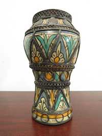 Antiga jarra islâmica em cerâmica com metais.