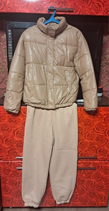 Костюм куртка с экокожи и флисовые штаны.