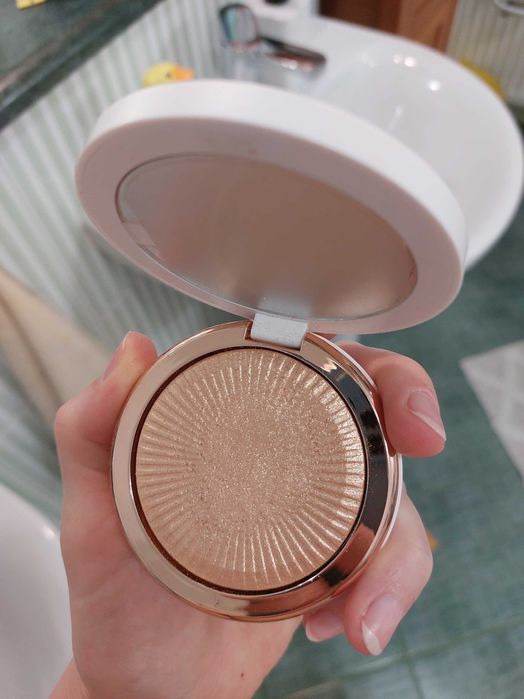 Anastasia beverly hills sun idol rozświetlacz glow seeker