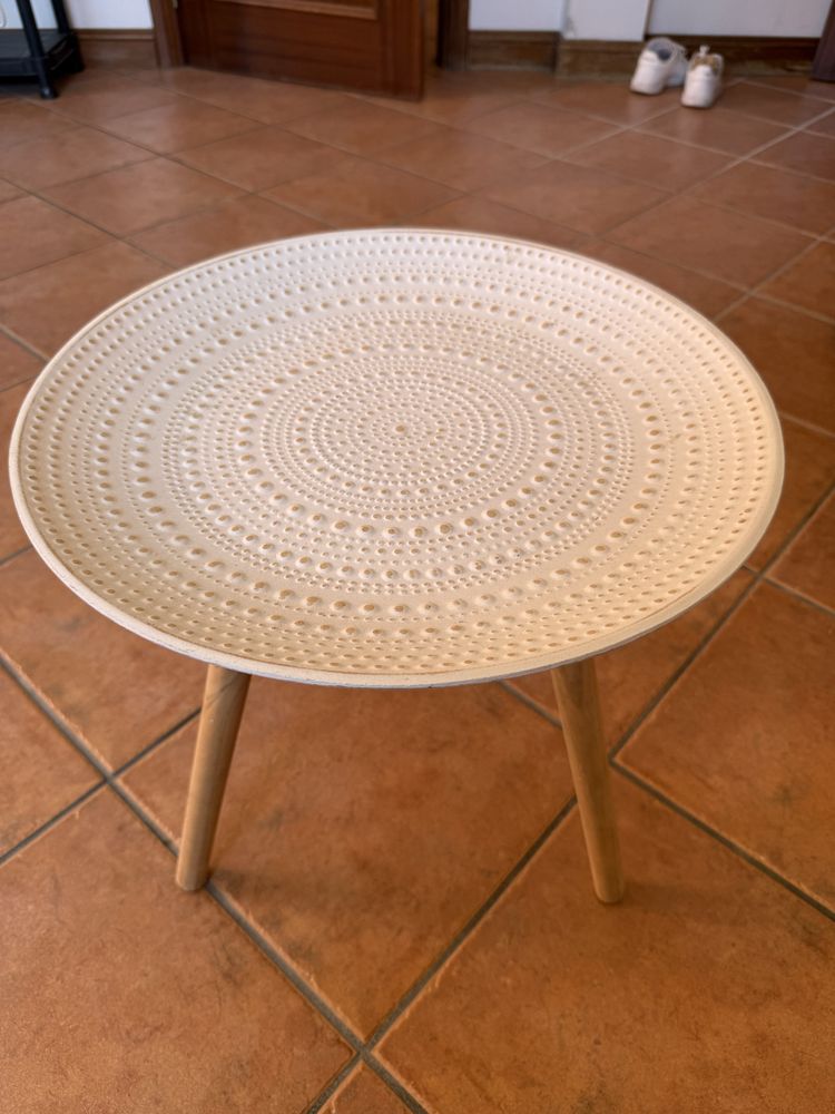 Mesa de centro com algumas marcas de uso nos pés