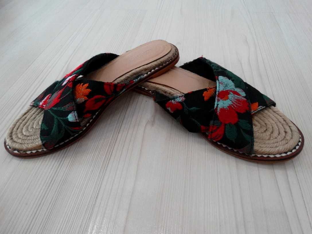 Buty Klapki Czarne z Haftem Płaska Podeszwa Skrzyżowane Paski Kwiaty