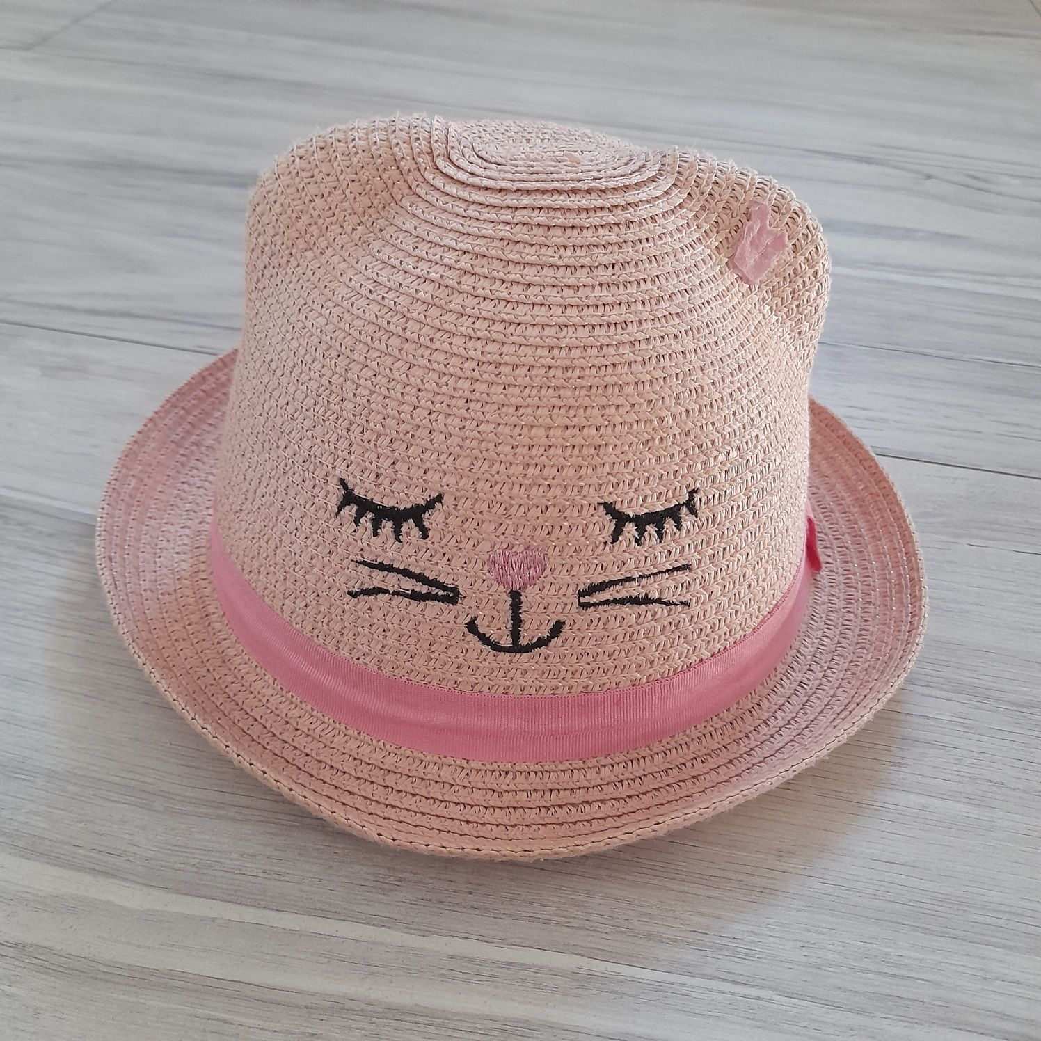 Śliczny kapelusz dla dziewczynki