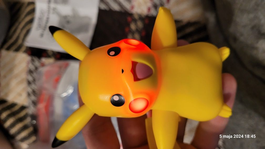 Interaktywna zabawka pokemon pikachu mówi świeci