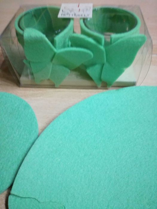 Podkładki  pod talerzyk i pod filiżankę z kompletem na świeczki.