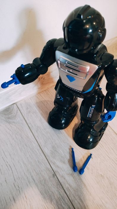 Robot strzelający strzałkami sterowany