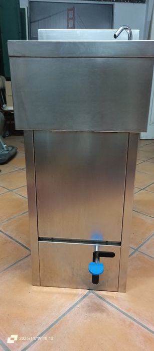 Lavatório, pia com pedal em inox.