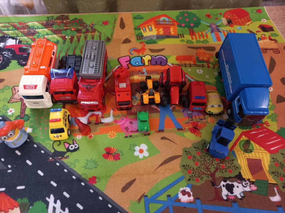 Килимок (70×80)з машинками(12),та іграшками.