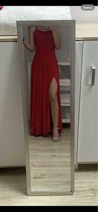 Długa czerwona sukienka z błyszczącego się materiału
