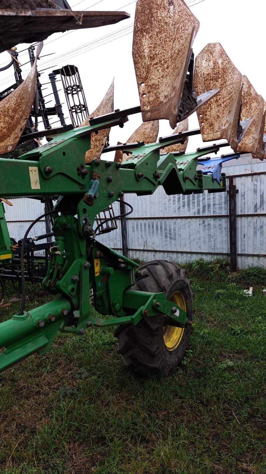 Плуг оборотний John Deere 3810 7+1