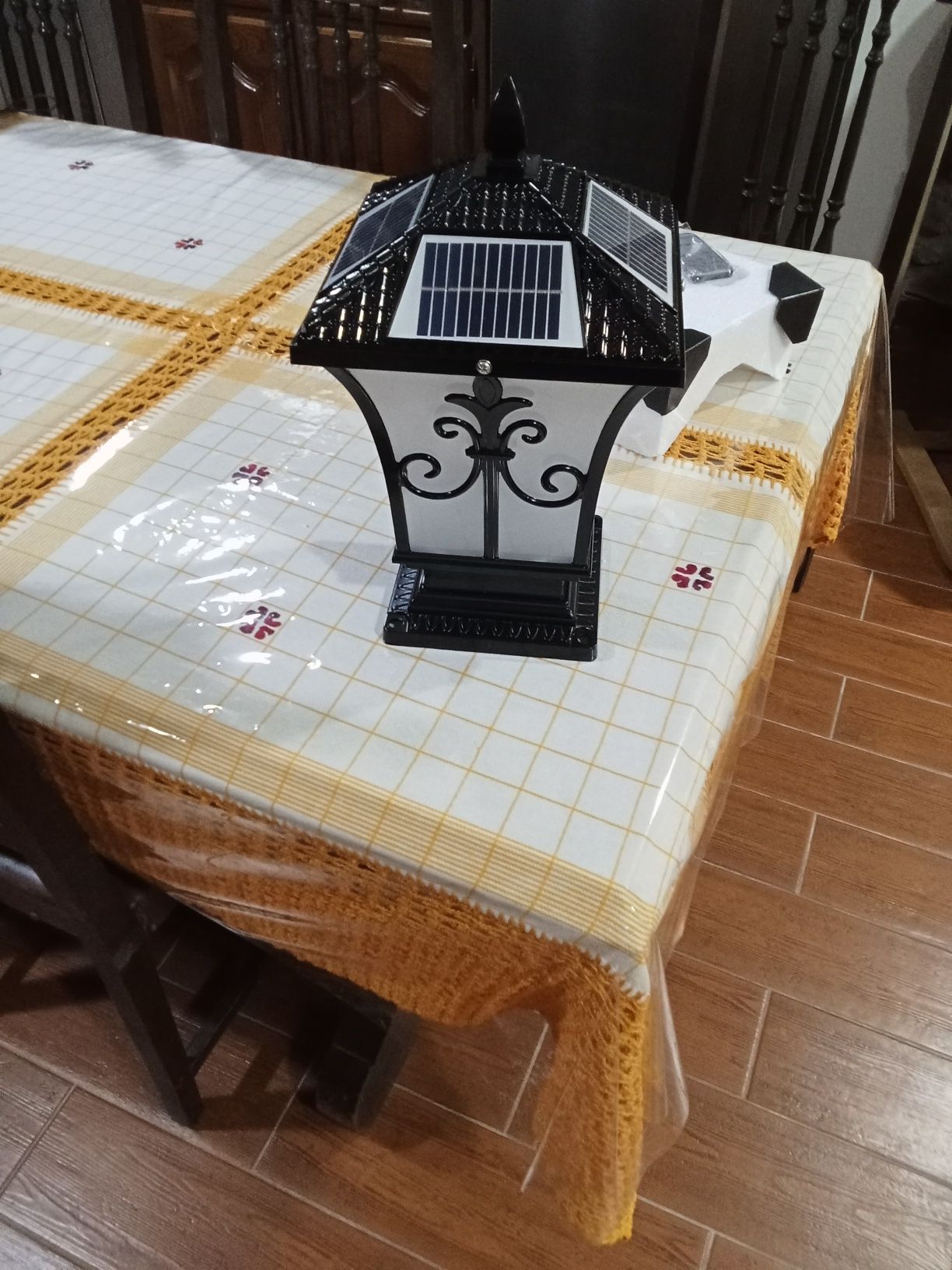 Candeeiro de entrada de pilar fotovoltaico com telecomando. Três cores