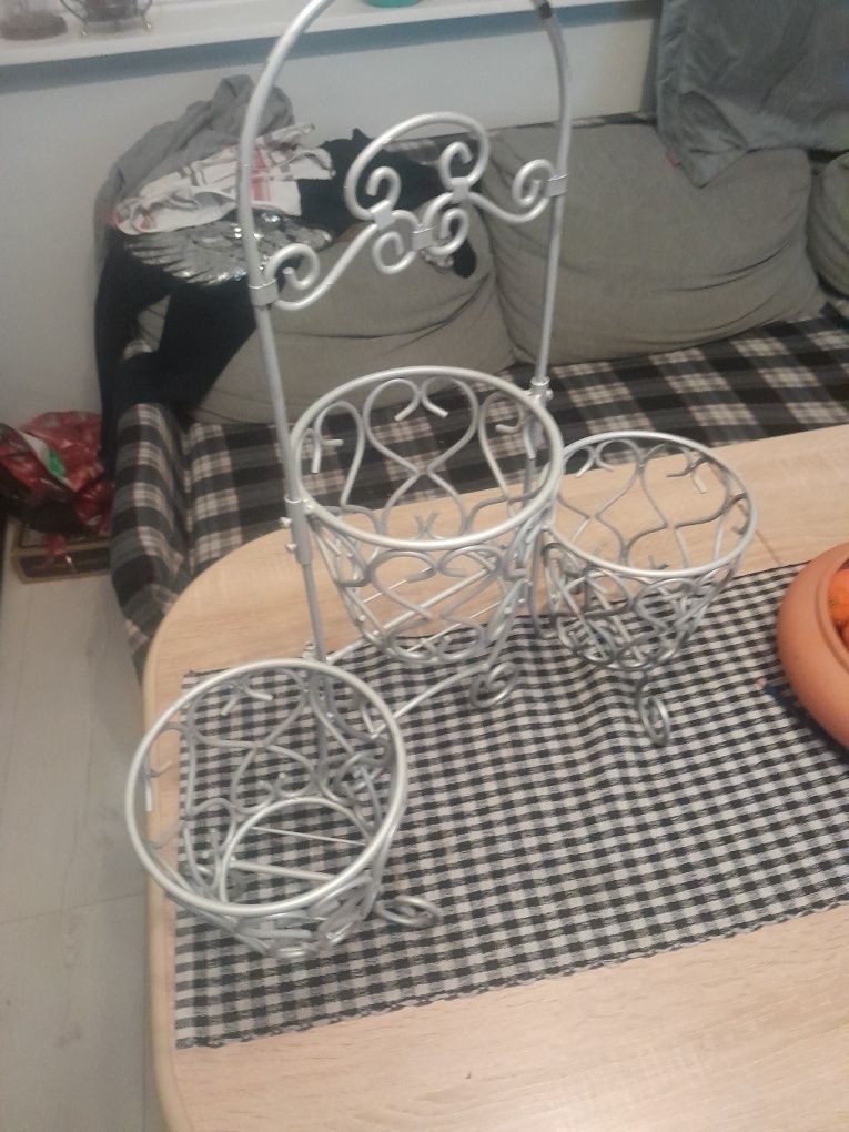 Metalowy stojak na kwiaty