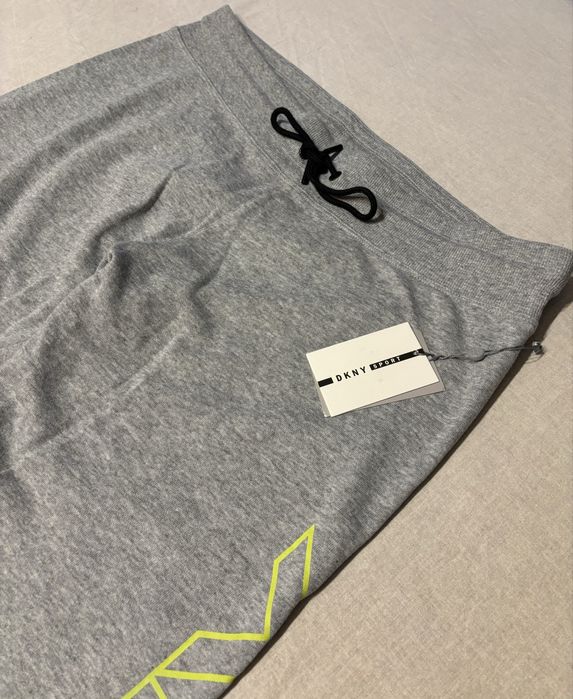 Spodnie dresowe 3/4 DKNY