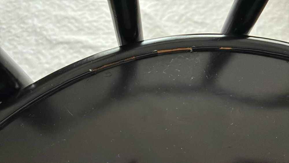 4 czarne gięte krzesła