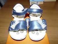 Sandálias da Chicco em pele azul tam. 25 usadas