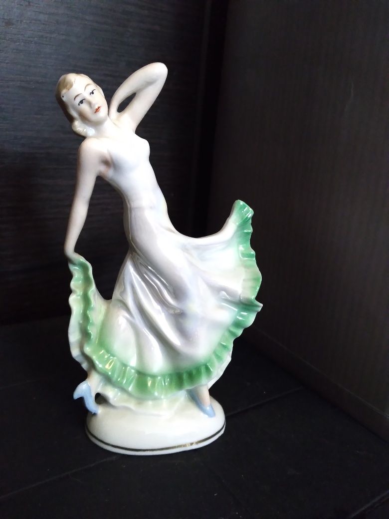 Фигурка танцовщица маленькая в зелёном платье