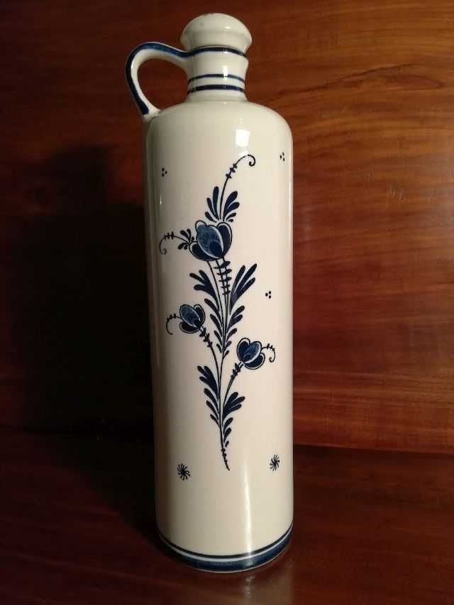Garrafa em tons de azul de artesanato holandês (Delft), marca Bols.