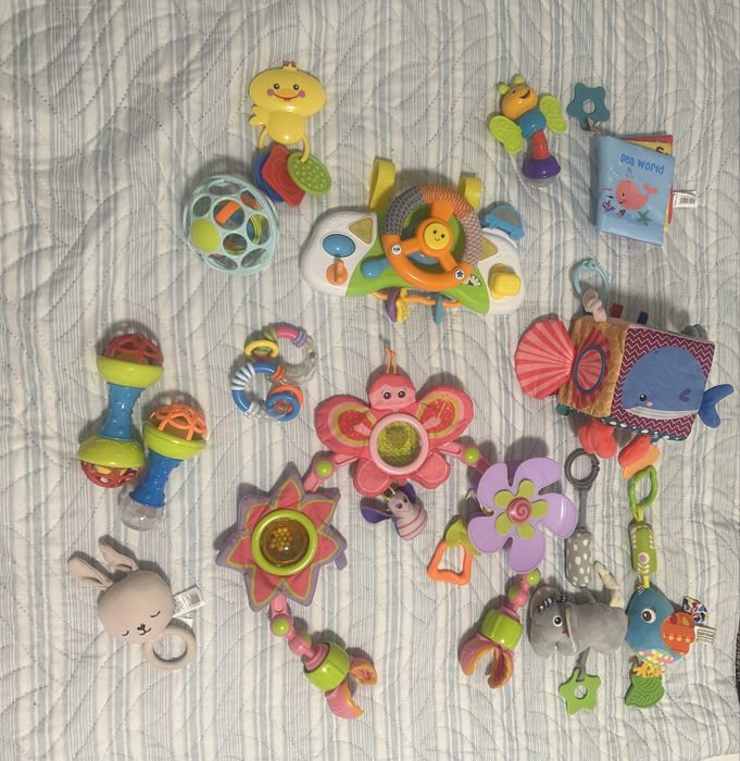 Лот іграшок для малюків 0-12м 13 іграшок, руль, дуга на візок, куб