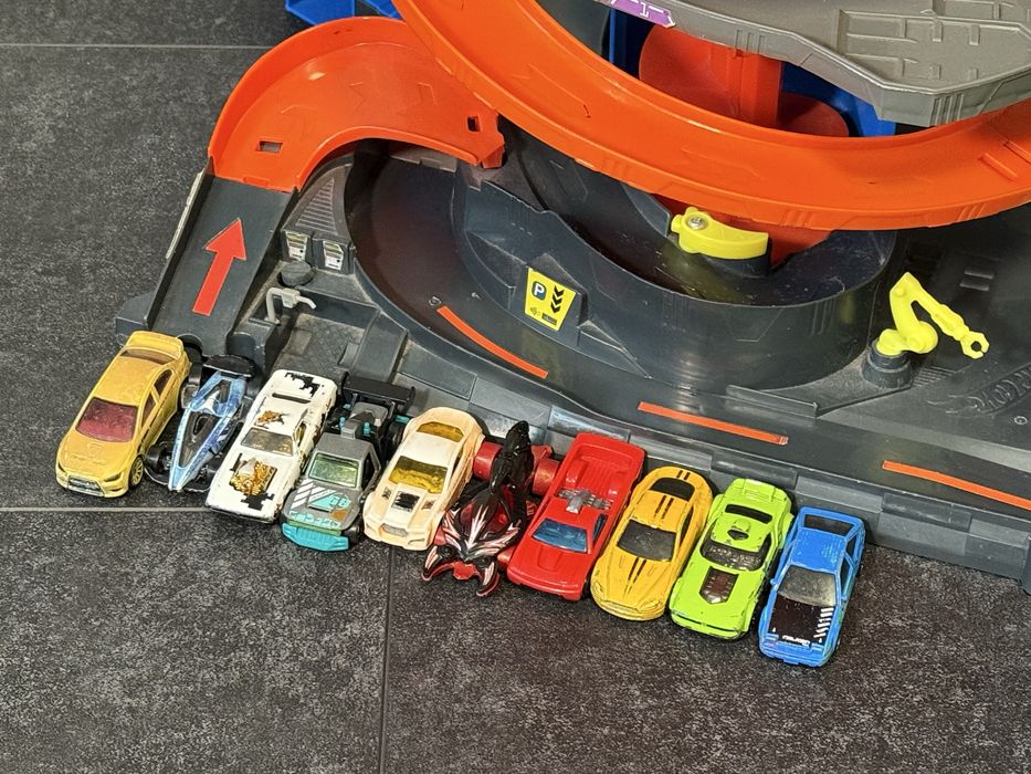Hot Wheels Mega garage GTT95+ 10 машинок hot wheels