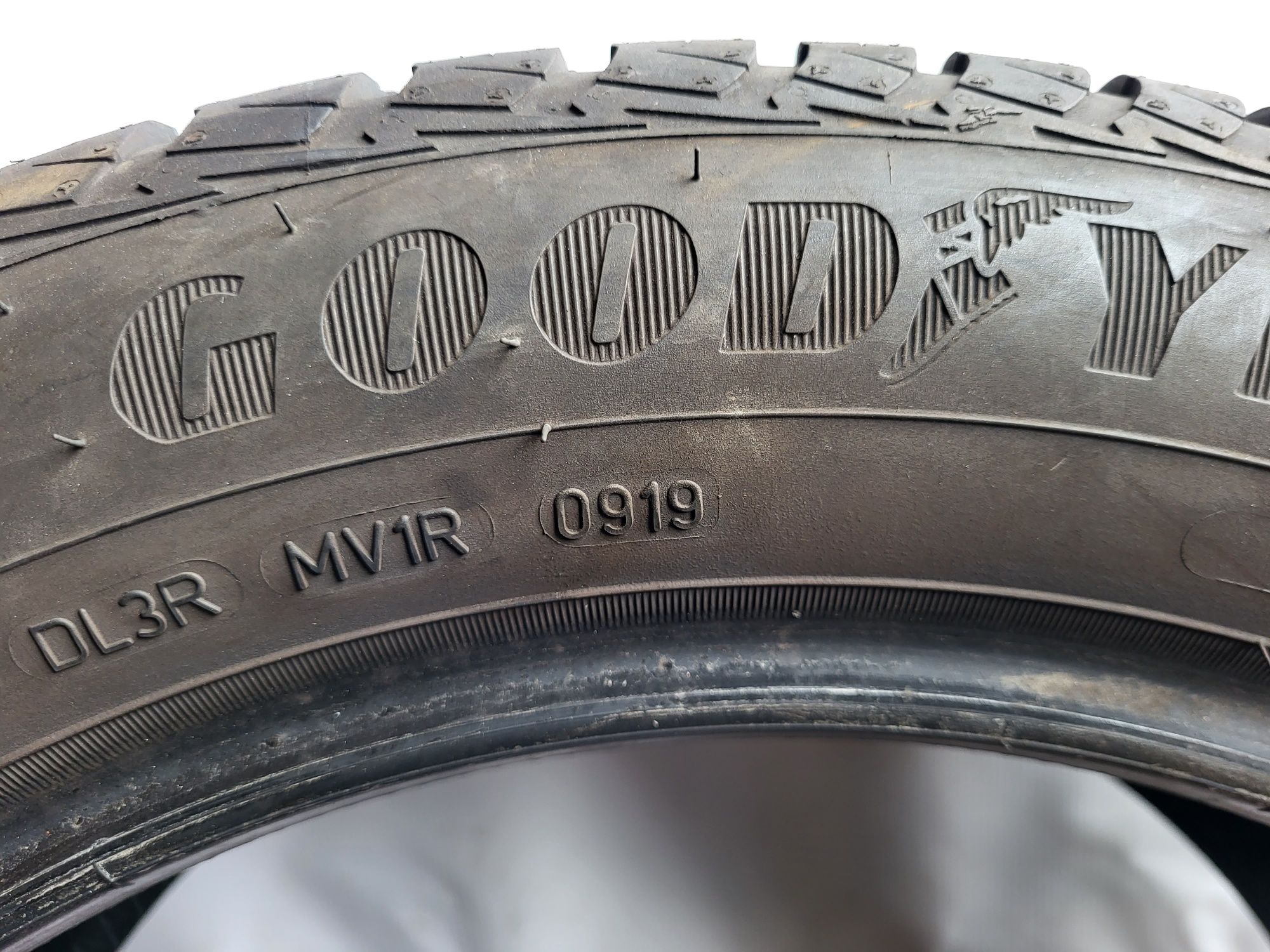 Opony całoroczne Goodyear 215 55 R17 Para 7.3mm