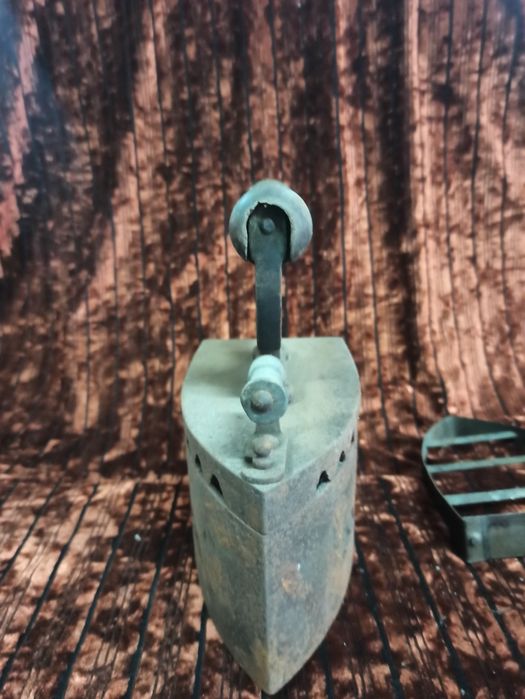 Ferro de engomar antigo a carvão