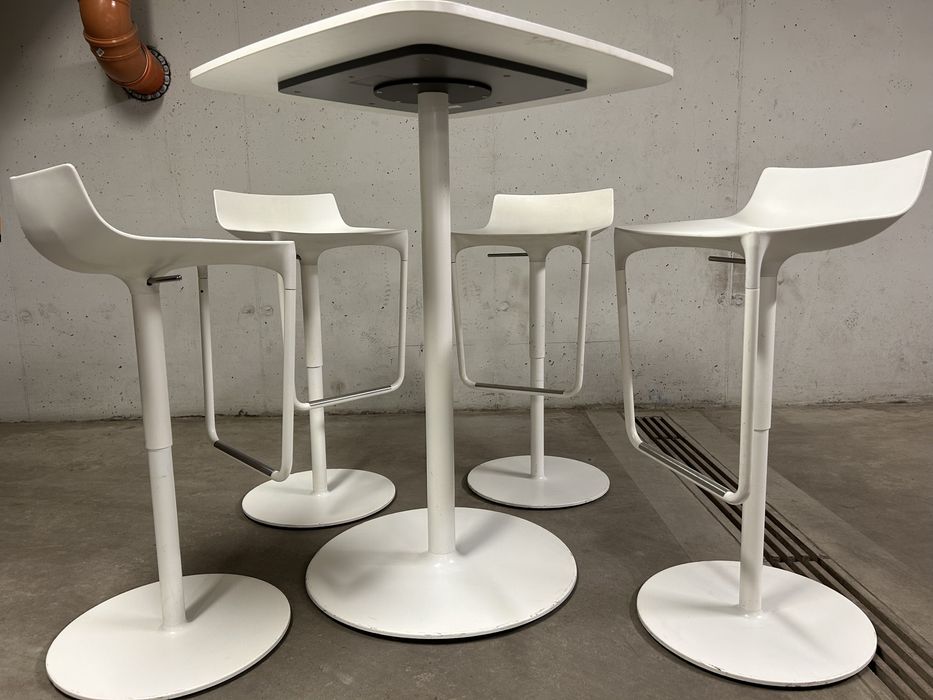 Stabilny stolik stół z 4 hookerami