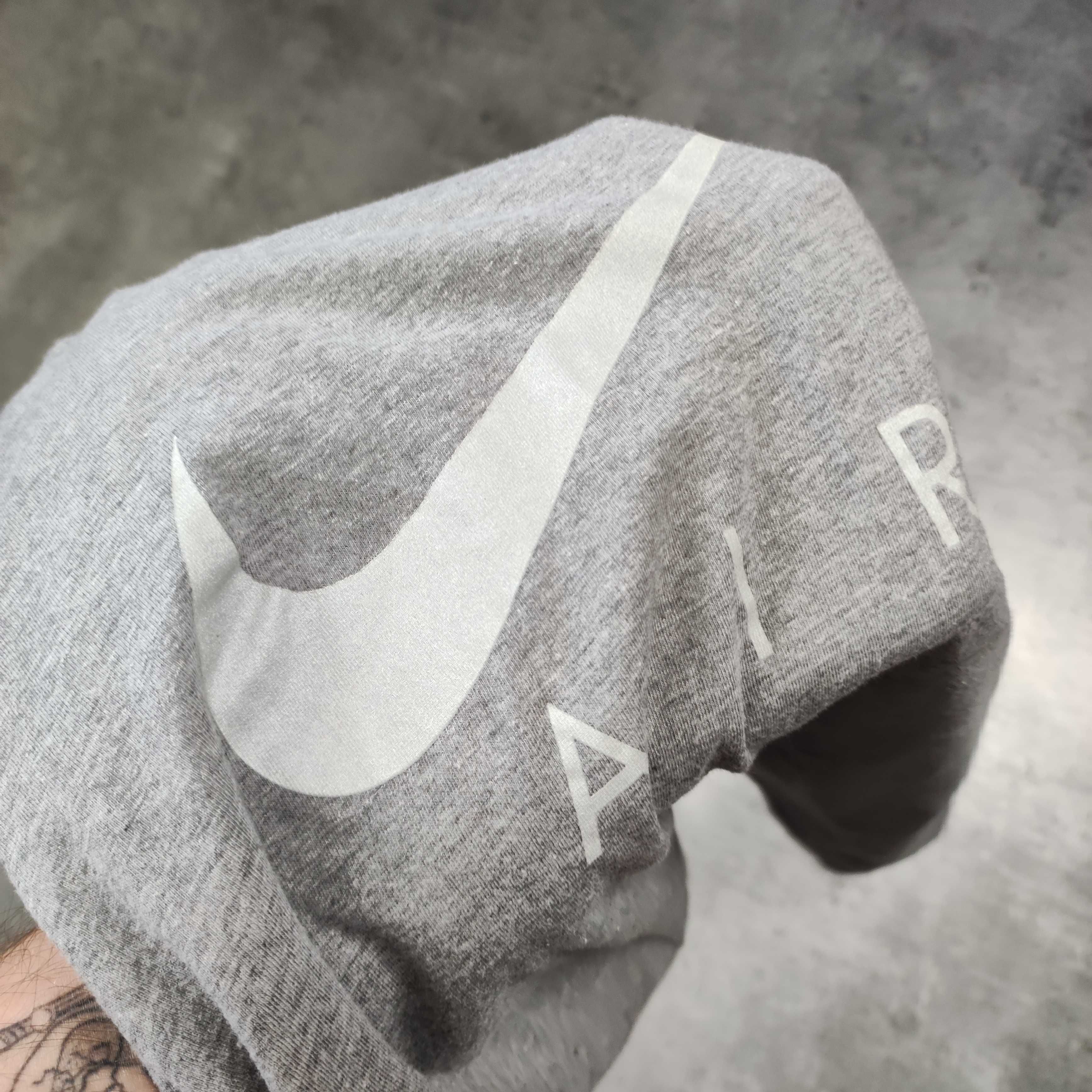 MĘSKA Koszulka Sportowa Nike Duże Logo AIR Swoosh Szara Klasyczna Lato