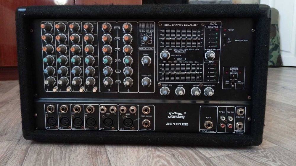 Активний мікшерний пульт SoundKing AE 101EE.